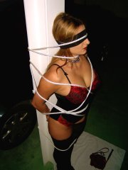 Photo n°1 : L'exercice de bondage de tania, une femme soumise au téléphone.